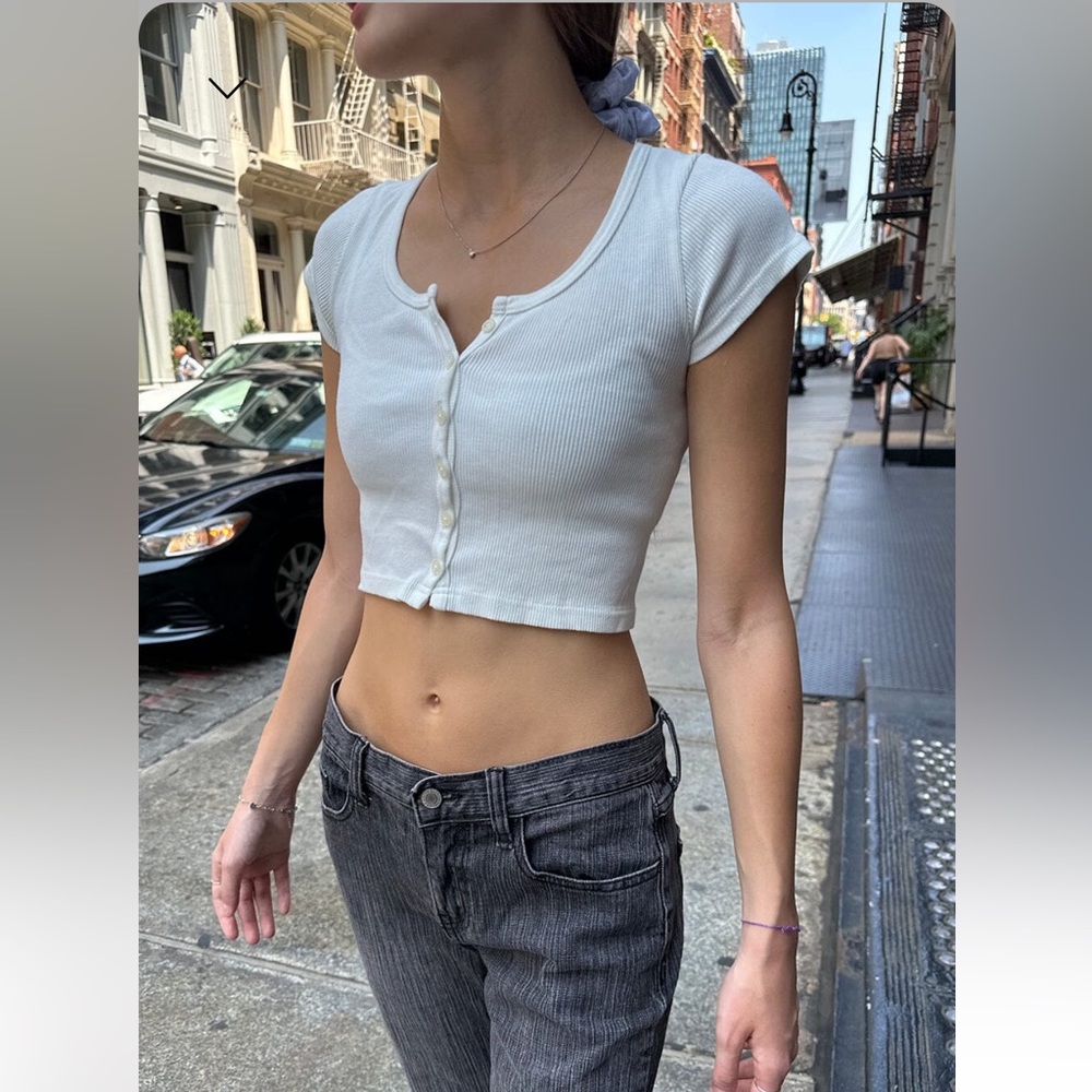 ⬇️Brandy Melville Zelly Top 🌺